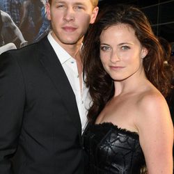 Josh Dallas y Lara Pulver