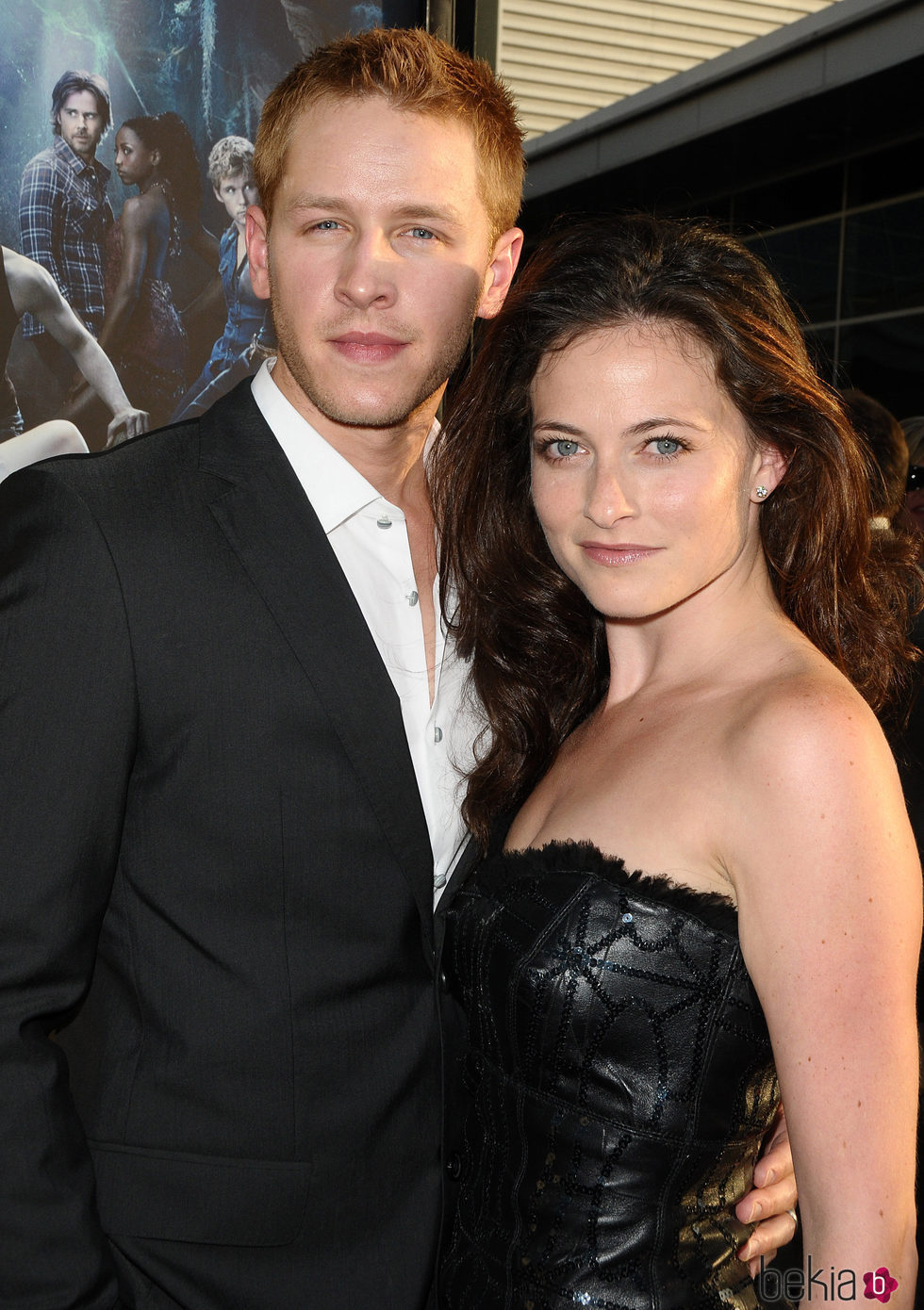 Josh Dallas y Lara Pulver