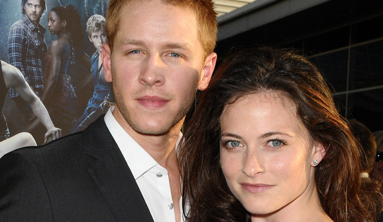 Josh Dallas y Lara Pulver