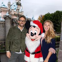 Blake Lively y Ryan Reynolds con Mickey Mouse en el parque Disney de California