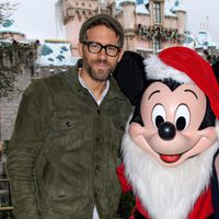 Blake Lively y Ryan Reynolds posando con Mickey Mouse en Disney en California