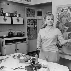 Zsa Zsa Gabor en la cocina de su casa de Londres