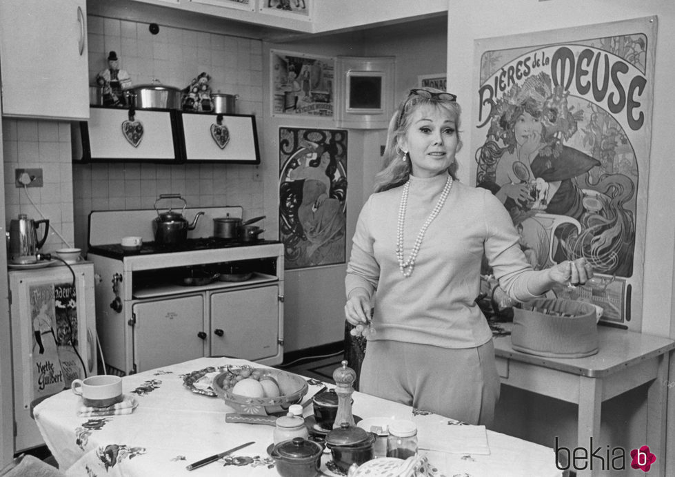 Zsa Zsa Gabor en la cocina de su casa de Londres