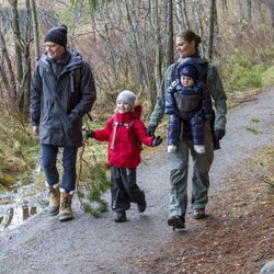 Victoria y Daniel de Suecia de excursión con sus hijos Estela y Oscar en Tyresta