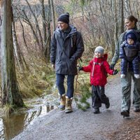 Victoria y Daniel de Suecia de excursión con sus hijos Estela y Oscar en Tyresta