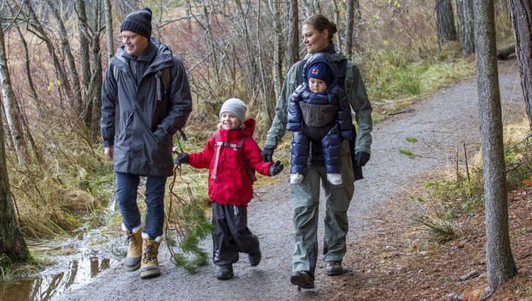 Victoria y Daniel de Suecia de excursión con sus hijos Estela y Oscar en Tyresta