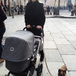 El primer paseo de Carolina Bang con su hija Julia y su perrito