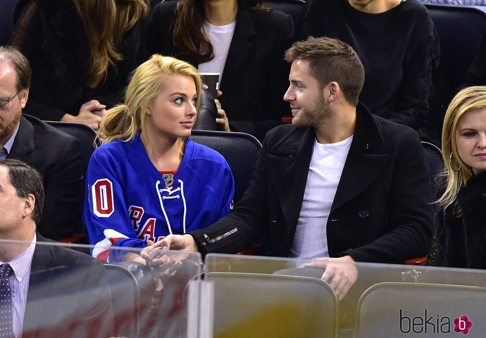 Margot Robbie y Tom Ackerley viendo un partido en Madison Square Garden