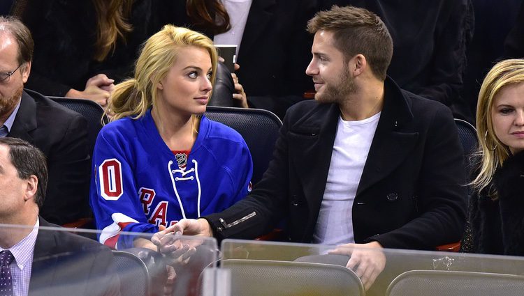 Margot Robbie y Tom Ackerley viendo un partido en Madison Square Garden