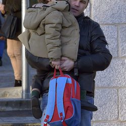 Fonsi Nieto recogiendo a su hijo Lucas del colegio