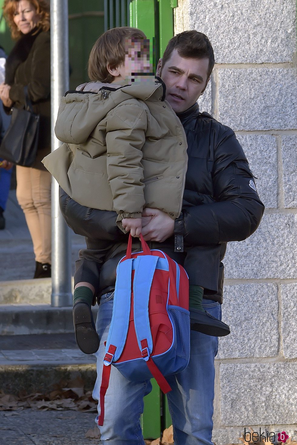 Fonsi Nieto recogiendo a su hijo Lucas del colegio