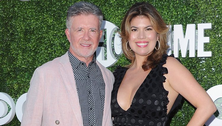 Tanya Call Thicke junto a Alan Thicke en la fiesta de TCA