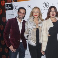 Raquel Revuelta y Carmen Lomana junto al diseñador Tony Fernández