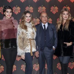 Las modelos del desfile junto al diseñador Tony Fernández