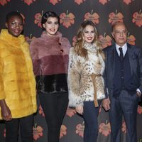 Las modelos del desfile junto al diseñador Tony Fernández