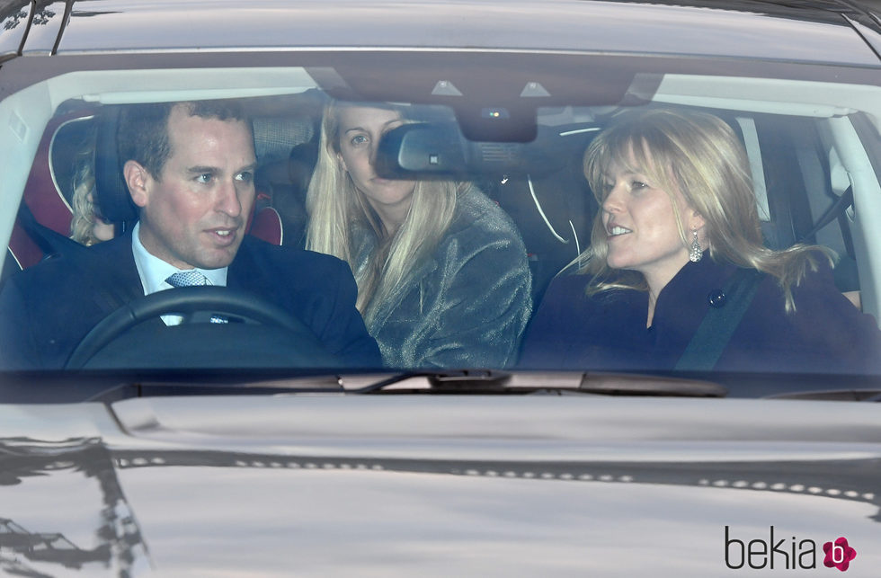 Peter Phillips y Autumn Kelly en el almuerzo prenavideño en Buckingham Palace