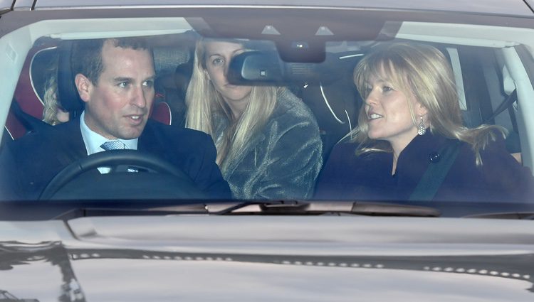 Peter Phillips y Autumn Kelly en el almuerzo prenavideño en Buckingham Palace