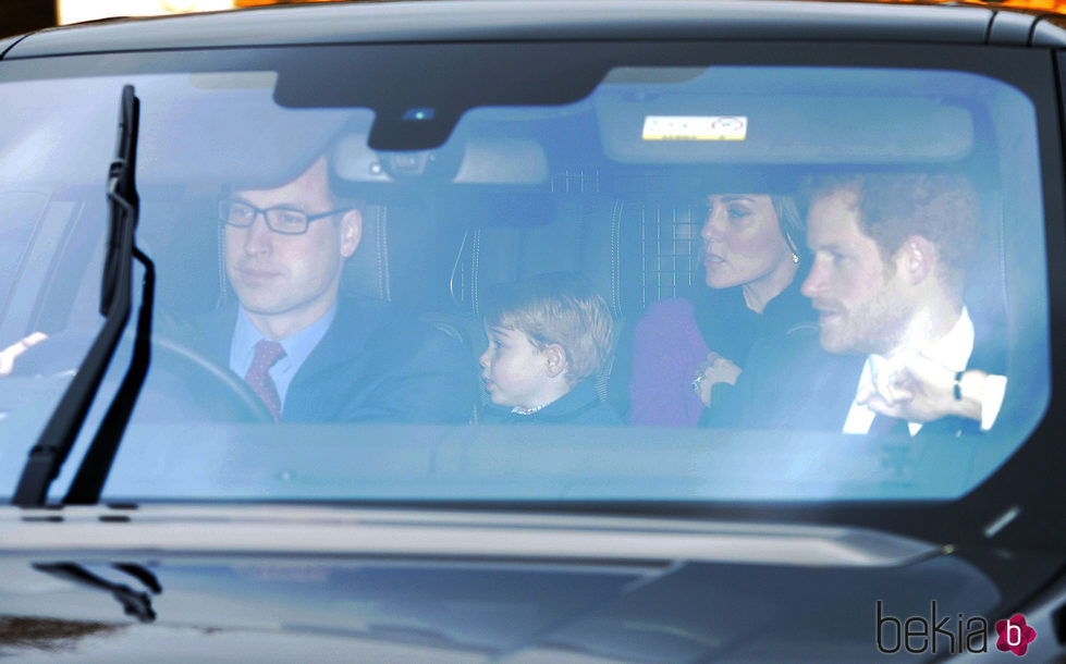 El Príncipe Harry, los Duques de Cambridge y el Príncipe Jorge en el almuerzo prenavideño en Buckingham Palace