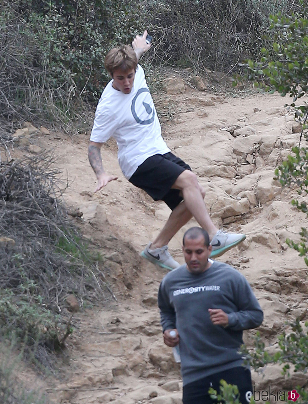 Justin Bieber cae al suelo mientras hace deporte