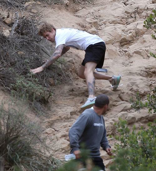 Justin Bieber se cae el suelo en una colina