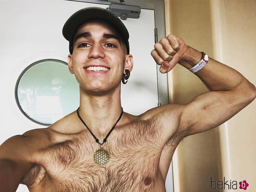 Pablo Ráez se fotografía en el hospital