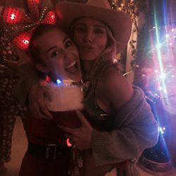 Elsa Pataky posando con Miley Cyrus en una fiesta de Navidad