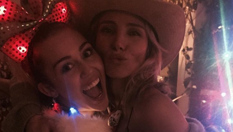 Elsa Pataky posando con Miley Cyrus en una fiesta de Navidad