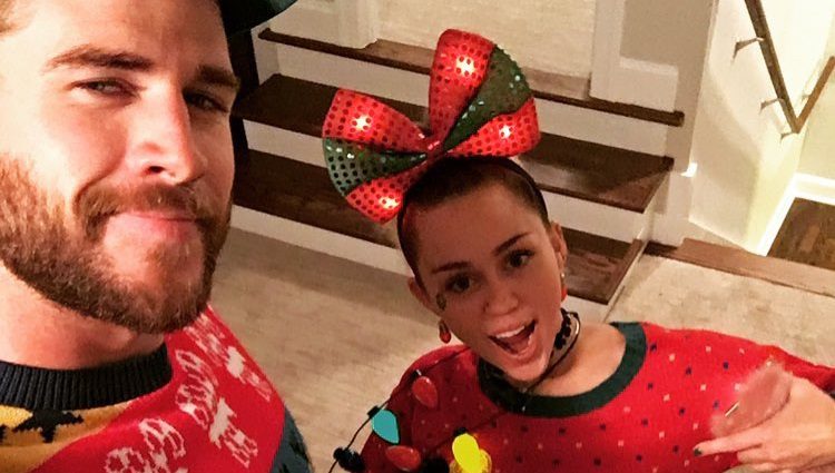 Liam Hemsworth posa con Miley Cyrus