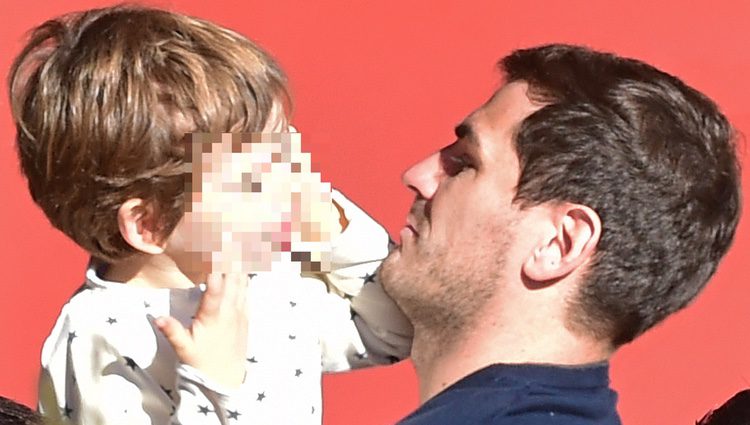 Iker Casillas con su hijo Martín en brazos