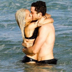 Zoë Kravitz y Karl Glusman disfrutando de la playa de Miami