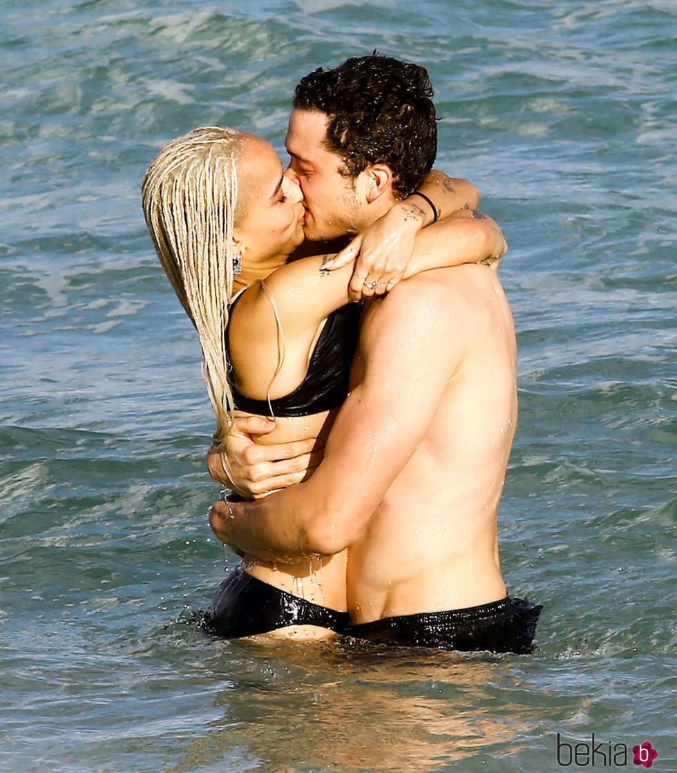 Zoë Kravitz y Karl Glusman disfrutando de la playa de Miami