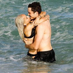 Zoe Kravitz besándose con Karl Glusman