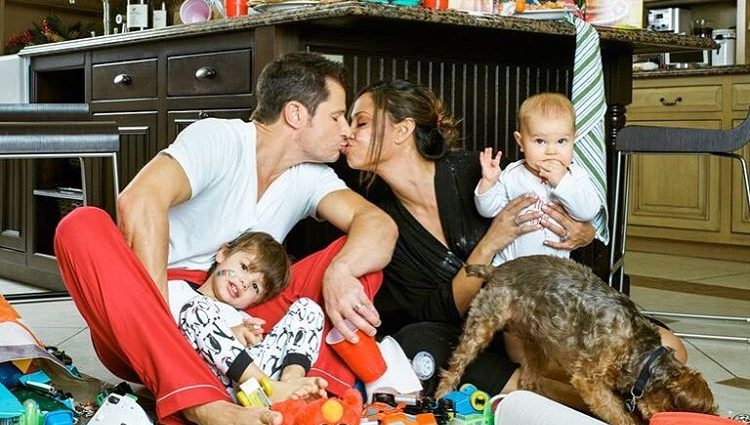 Nick Lachey y su mujer Vanessa lachey celebrando la Navidad