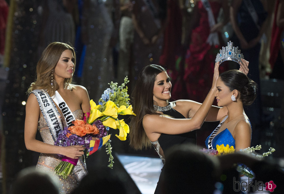 La exmiss Universo le entrega la corona a Miss Filipinas tras un error