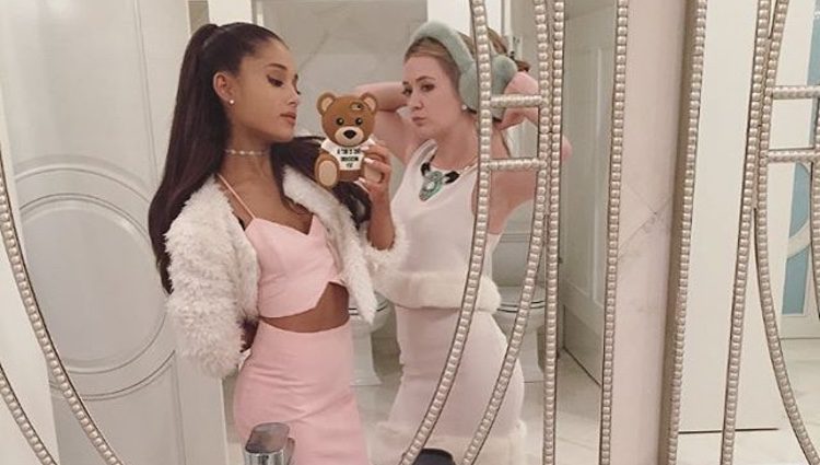 Ariana Grande y Billie Lourd en el rodaje de 'Scream Queens'