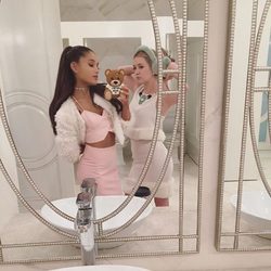 Ariana Grande y Billie Lourd en el rodaje de 'Scream Queens'