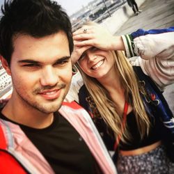 Taylor Lautner y Billie Lourd posando juntos