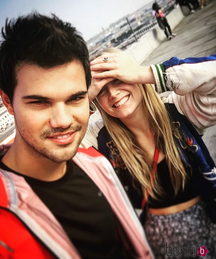 Taylor Lautner y Billie Lourd posando juntos