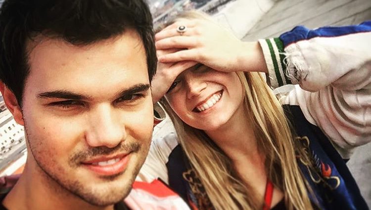 Taylor Lautner y Billie Lourd posando juntos