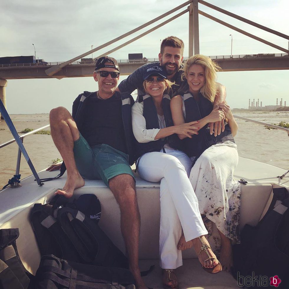 Shakira y Piqué junto a los padres de él en Barranquilla