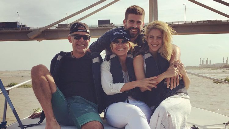 Shakira y Piqué junto a los padres de él en Barranquilla