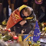 Un hombre en el memorial de los atentados del 22M de Bruselas