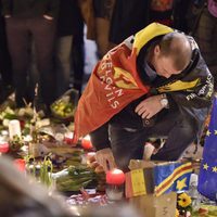 Un hombre en el memorial de los atentados del 22M de Bruselas