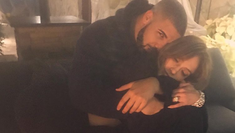 Drake y Jennifer Lopez en actitud muy romántica