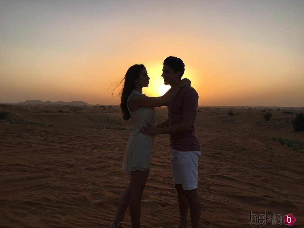 Marc Bartra y Melissa Jiménez muy románticos en Dubai celebrando la Navidad 2016