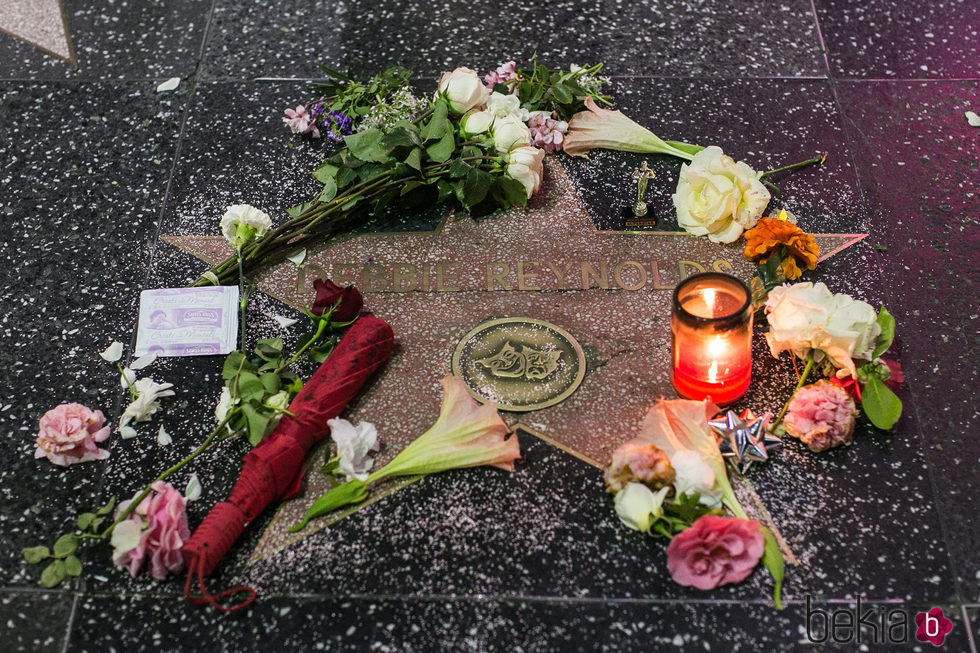 Numerosas personas recuerdan a Debbie Reynolds en su estrella del paseo de la fama en Hollywood