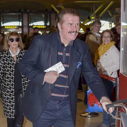 María Teresa Campos y Edmundo Arrocet en el aeropuerto