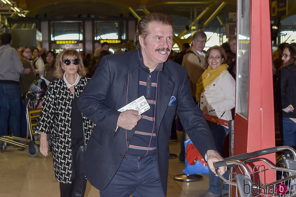 María Teresa Campos y Edmundo Arrocet en el aeropuerto