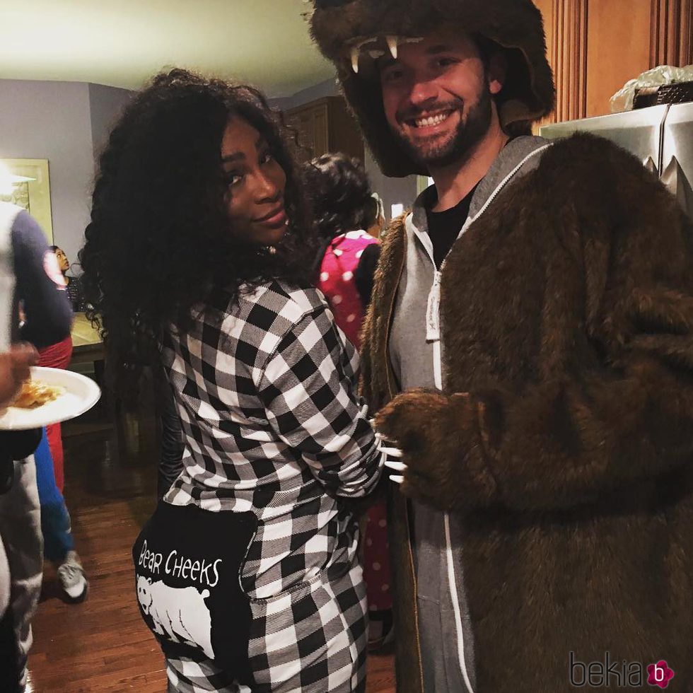 Serena Williams junto a su pareja Alexis Ohanian disfrazada de oso