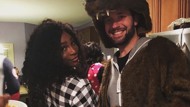 Serena Williams junto a su pareja Alexis Ohanian disfrazada de oso